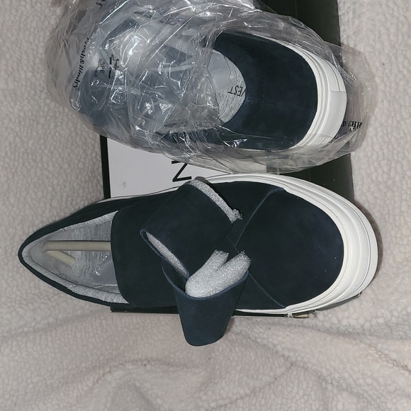 Nine West 9.5 suede navy sneaker skater with bow NWB and box women's shoes - Picture 5 of 5